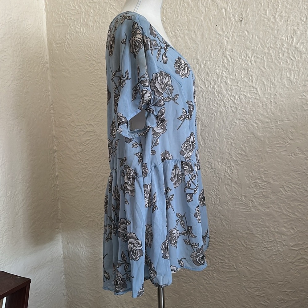 Torrid Blue Gray Roses Blouse 1X - Picture 5 of 7